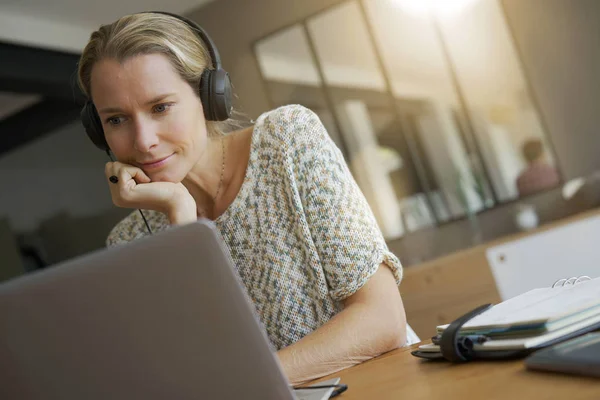 Junge Blonde Frau Arbeitet Einem Büro Mit Kopfhörern — Stockfoto