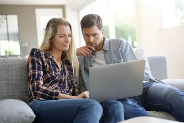 Pareja Alegre Casa Usando Ordenador Portátil —  Fotos de Stock