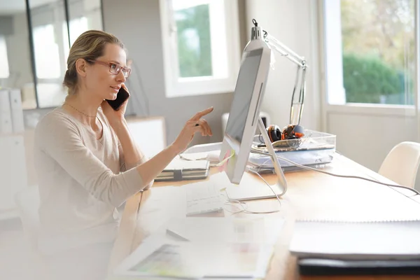 Jeune Femme Affaires Avec Des Lunettes Dans Bureau — Photo