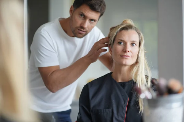 Hairdresser Styling Young Blond Woman — Stock Photo, Image