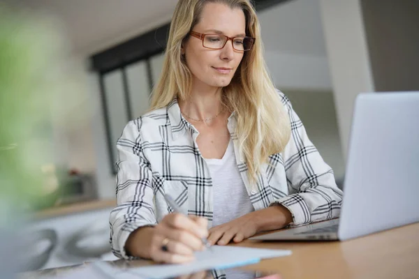 Young Woman Working Front Her Computer — Stock Photo, Image