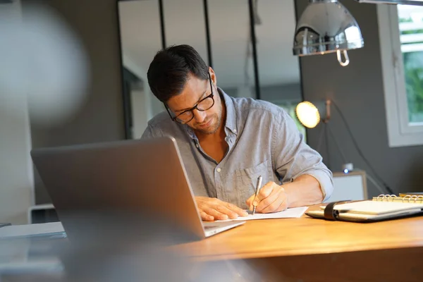 Hombre Mediana Edad Trabajando Ordenador Portátil Oficina — Foto de Stock