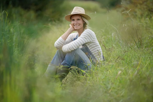 Smiling Farmer Woman Relaxing Field — Stock Photo, Image