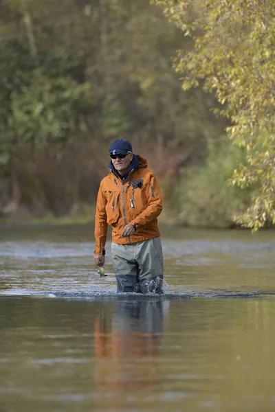 Mouche Pêcheur Marchant Dans Rivière Automne — Photo