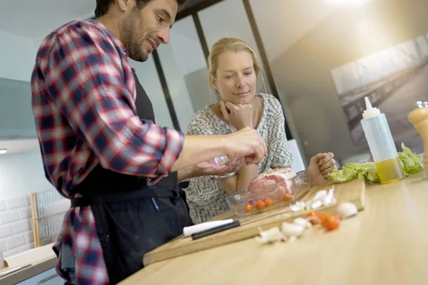 Unga Par Förbereder Måltid Köket — Stockfoto