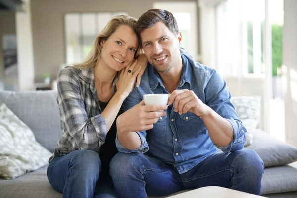 Portret Van Een Vrolijk Stel Zittend Bank — Stockfoto