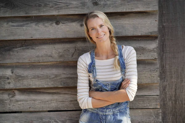 Donna Bionda Sorridente Con Tuta Piedi Davanti Fienile — Foto Stock