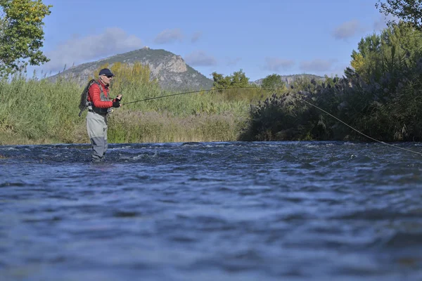 Volare Pescatore Autunno Fiume Veloce — Foto Stock