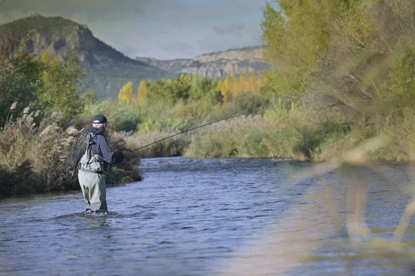 Fliegenfischer Herbst Und Schneller Fluss — Stockfoto