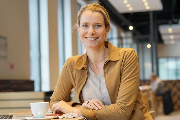 Jeune Femme Affaires Souriant Dans Une Cafétéria — Photo