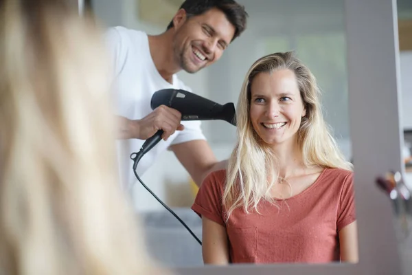 Friseur Hause Bürstet Und Trocknet Die Haare Der Frau — Stockfoto
