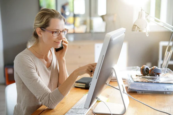 Young Woman Glasses Phone Office — Stock Photo, Image