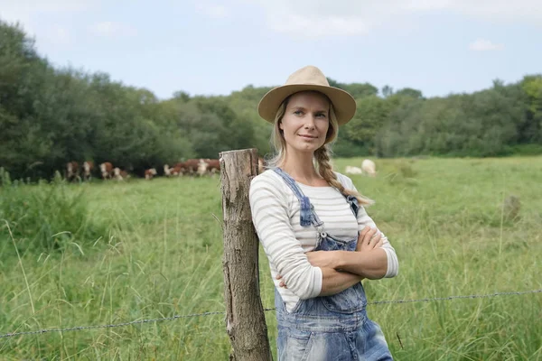 Allevatore Sorridente Donna Piedi Campo Bovini Background — Foto Stock