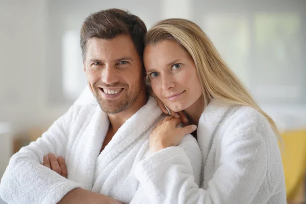 Casal Jovem Roupão Branco — Fotografia de Stock