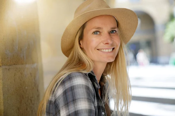 Portret Van Een Aantrekkelijke Blonde Vrouw Met Hoed — Stockfoto