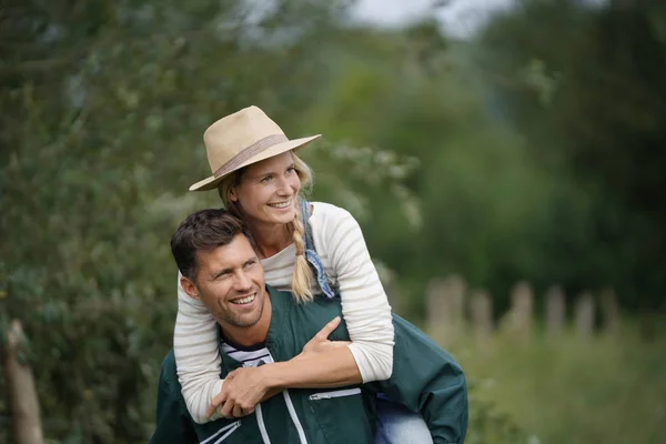 Retrato Pareja Feliz Granjeros — Foto de Stock