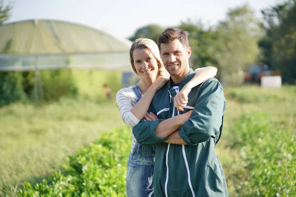 農地に立つ農家のカップル — ストック写真