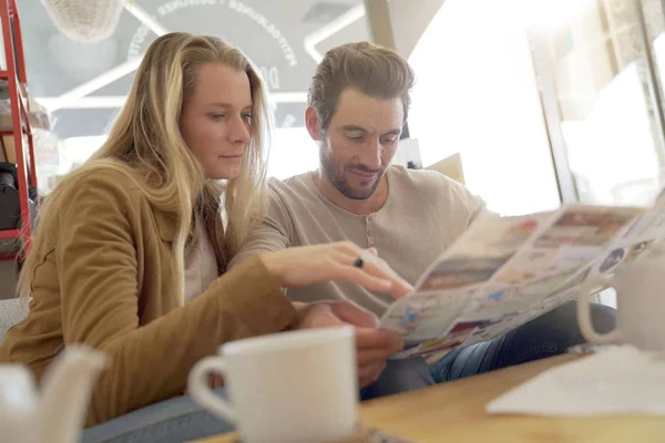 Junges Paar Beim Zeitungsgucken Einem Café — Stockfoto