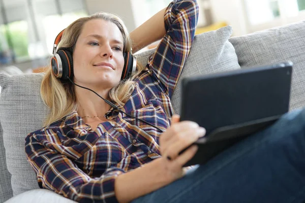 Blond Vrouw Ontspannen Bank Kijken Naar Film Tablet — Stockfoto