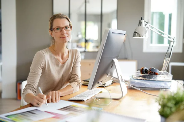 Young Businesswoman Glasses Office — Stock Photo, Image