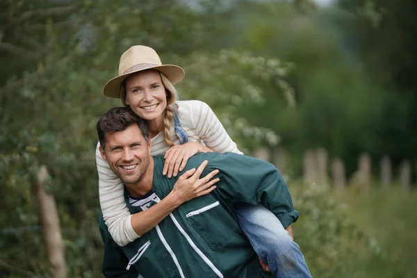 农民幸福夫妇肖像 — 图库照片