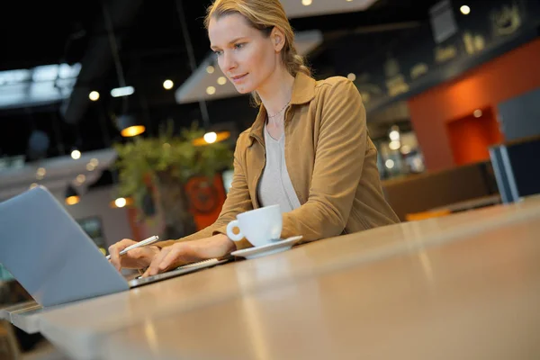 Jeune Femme Affaires Dans Une Cafétéria — Photo