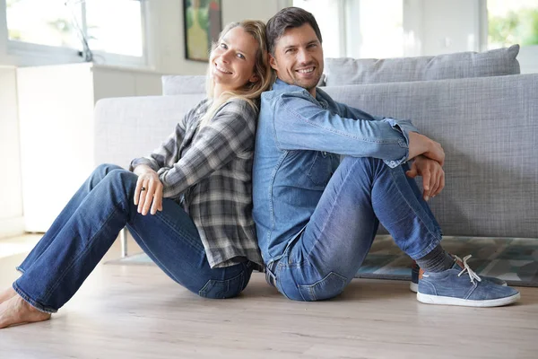 Glückliches Paar Mittleren Alters Hause Auf Dem Boden Sitzend — Stockfoto
