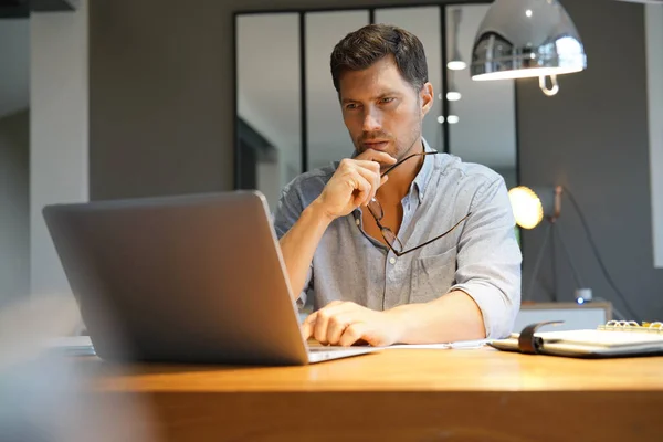 Homem Meia Idade Trabalhando Laptop Escritório — Fotografia de Stock