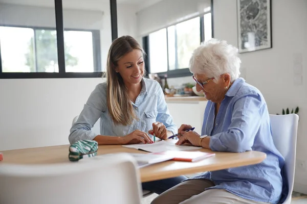 Homehelp Assisting Elderly Woman Paperwork — Stock Photo, Image