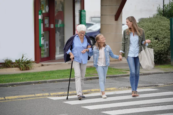 祖母と母と娘が通りを横切り — ストック写真