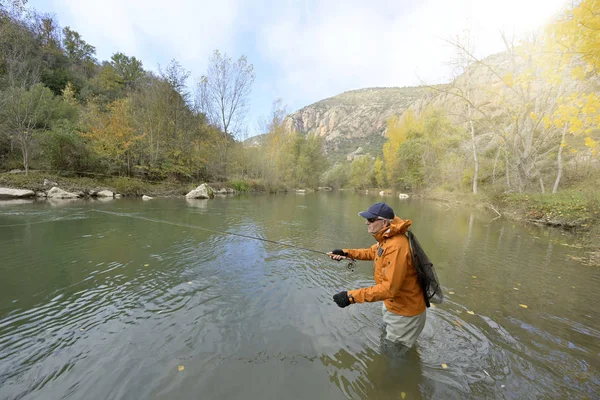 秋には川で漁をし — ストック写真