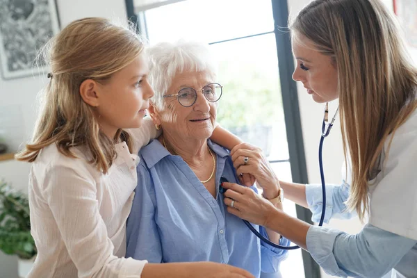 Pielęgniarka Sprawdza Bicie Serca Starszej Kobiety — Zdjęcie stockowe