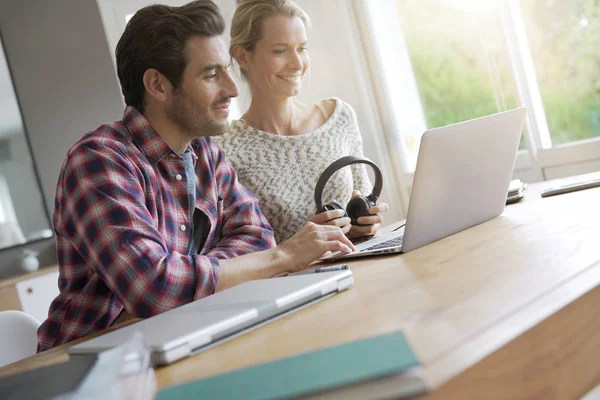 Two Young Colleagues Working Office — Stock Photo, Image