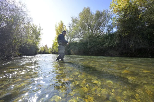 Volare Pescatore Autunno Fiume Veloce — Foto Stock