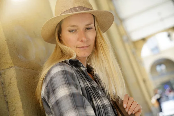 Retrato Mujer Rubia Atractiva Usando Sombrero —  Fotos de Stock