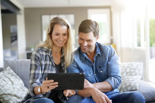 Lachend Paar Thuis Met Behulp Van Digitale Tablet — Stockfoto
