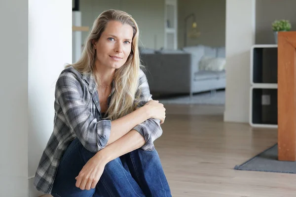 Mooie Blonde Vrouw Ontspannen Thuis Zitten Vloer — Stockfoto