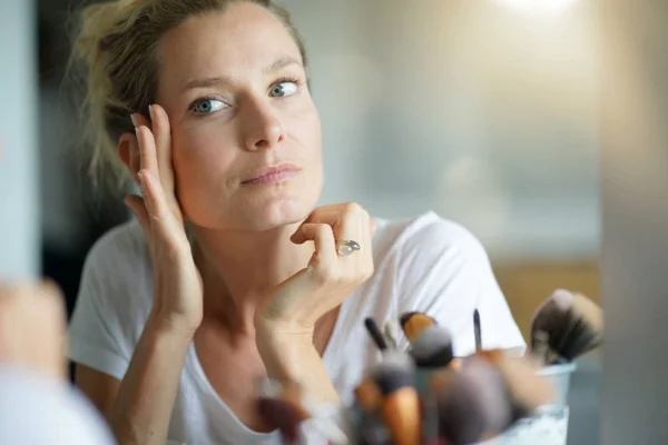 Portrait Woman Looking Her Face Mirror — Stock Photo, Image
