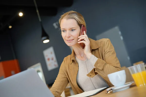 Jovem Empresária Telefone Refeitório — Fotografia de Stock