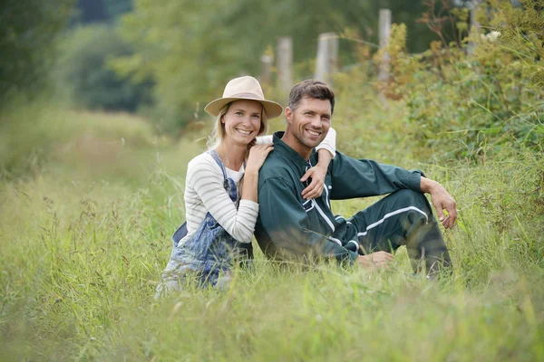 Couple Farmers Sitting Field — Stock Photo, Image