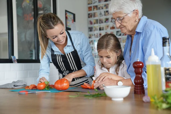 Cucina Familiare Generazioni Insieme — Foto Stock