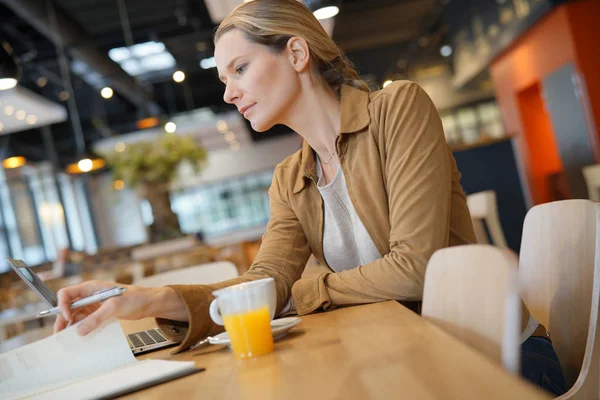 Jonge Zakenvrouw Een Cafetaria — Stockfoto