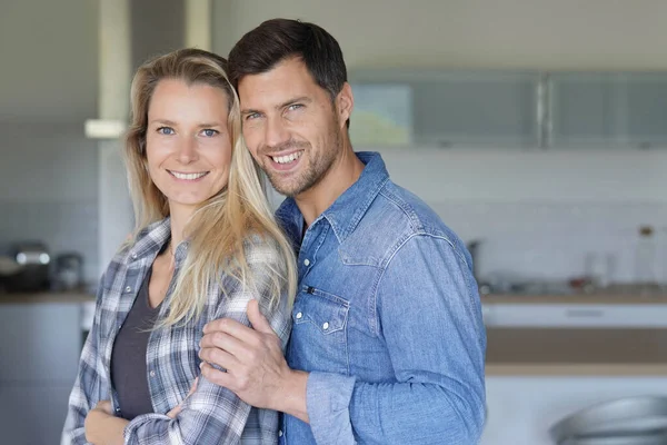 Retrato Pareja Alegre Mediana Edad Casa —  Fotos de Stock