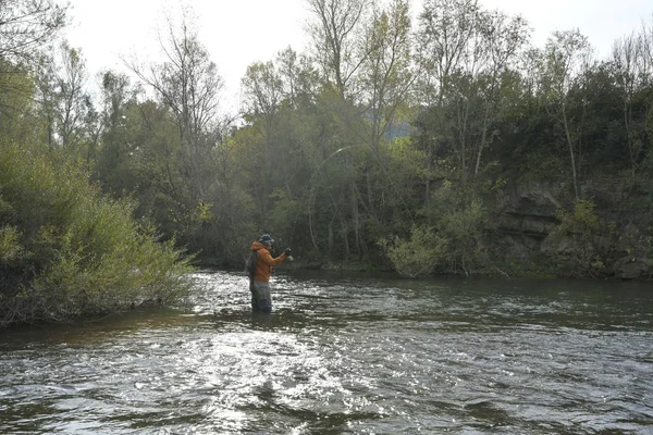 Fliegenfischer Herbst Fluss — Stockfoto