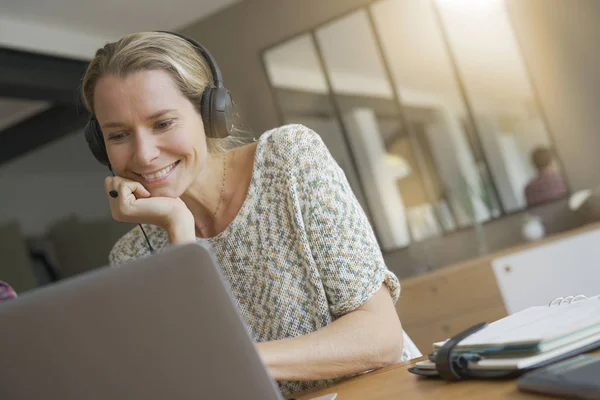Junge Blonde Frau Arbeitet Einem Büro Mit Kopfhörern — Stockfoto