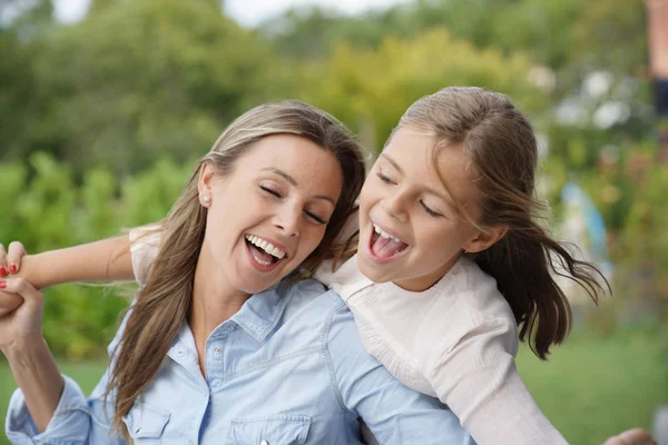 Retrato Mãe Filha Alegre — Fotografia de Stock