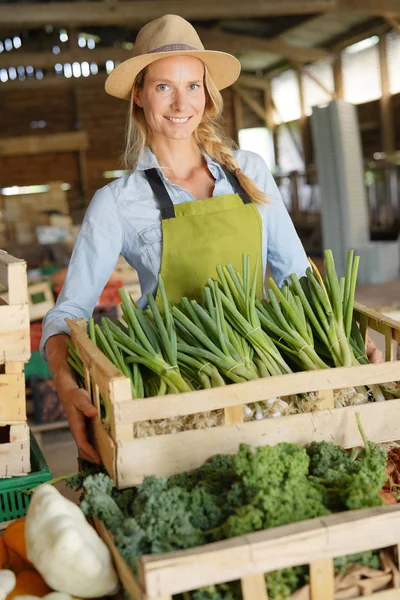 Glada Bonde Kvinna Som Säljer Produkter Direkt Fom Gården — Stockfoto