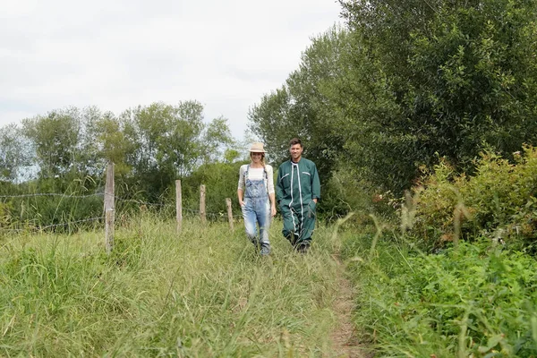 Coppia Contadini Che Camminano Sul Campo — Foto Stock