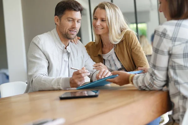 Pareja Firmando Contrato Inmobiliario — Foto de Stock