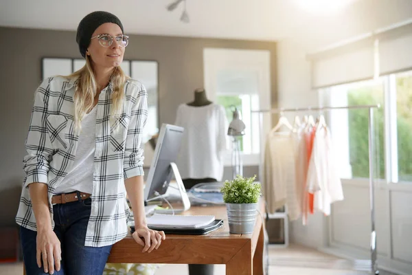 Jeune Femme Styliste Dans Atelier — Photo